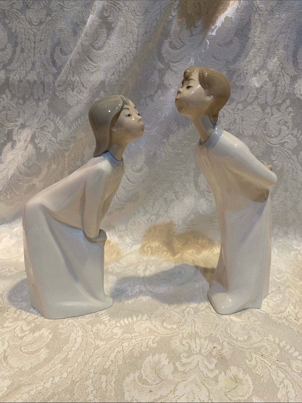 Lladro Retired Rare Porcelain Blowing Kisses Children Figurines Mint
